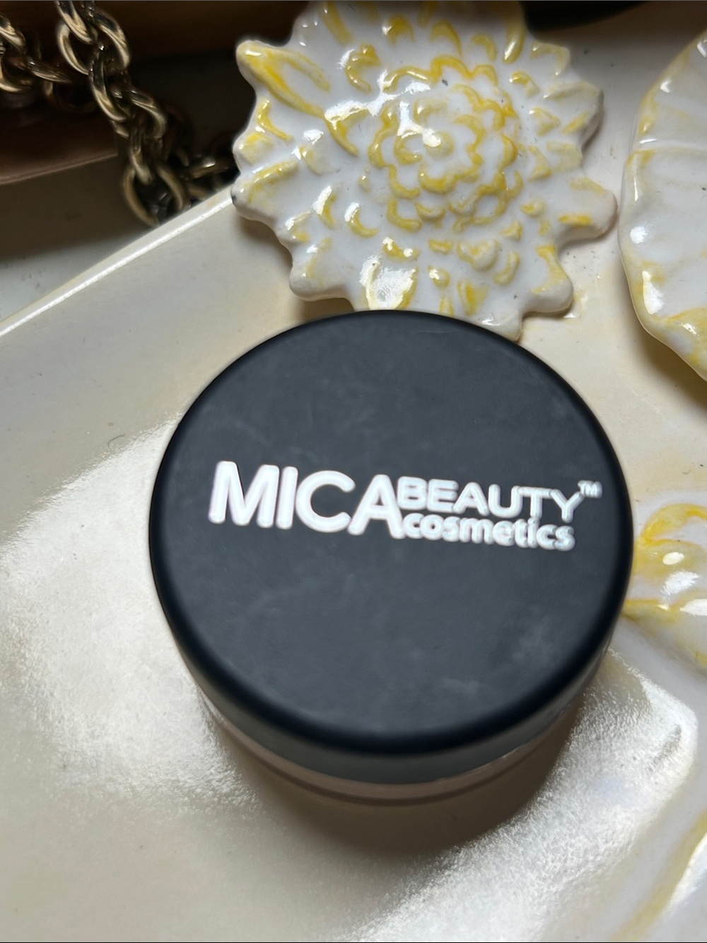 Mica Beauty Cosmetics Loose aye primer